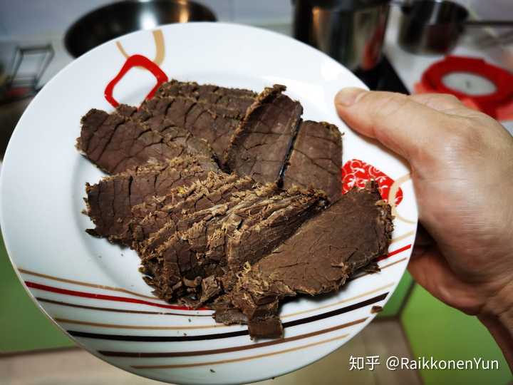 春节前买的熟牛肉,到今天突然发现肉里面有这种黄色颗粒物,这是什么啊