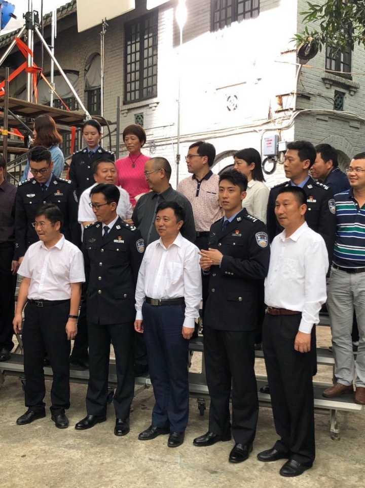 如何评价吴刚,王劲松,任达华等领衔主演的电视剧《破冰行动》?