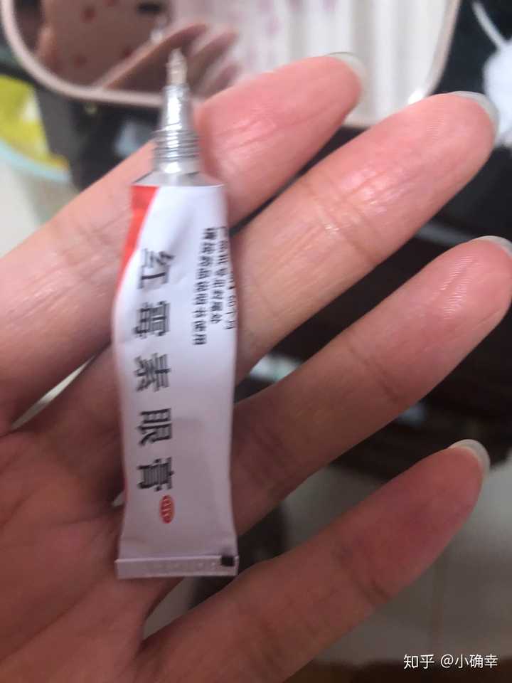 如何用自己的手将红霉素眼膏挤进自己的眼睛还不用担心戳瞎?