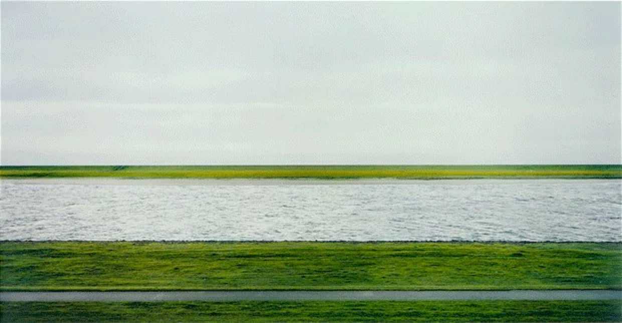 点像德国著名摄影师 andreas gursky 在1999 年拍摄的天价作品《莱茵