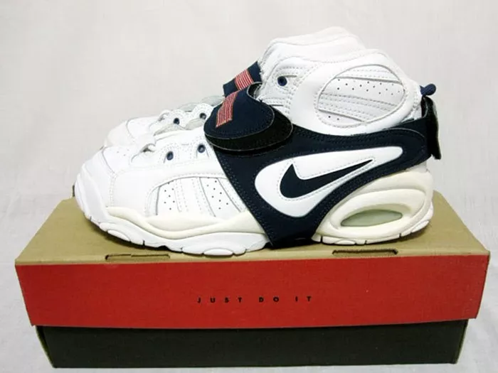 1996年的中端force系篮球鞋nike air modify force,国内售价720.