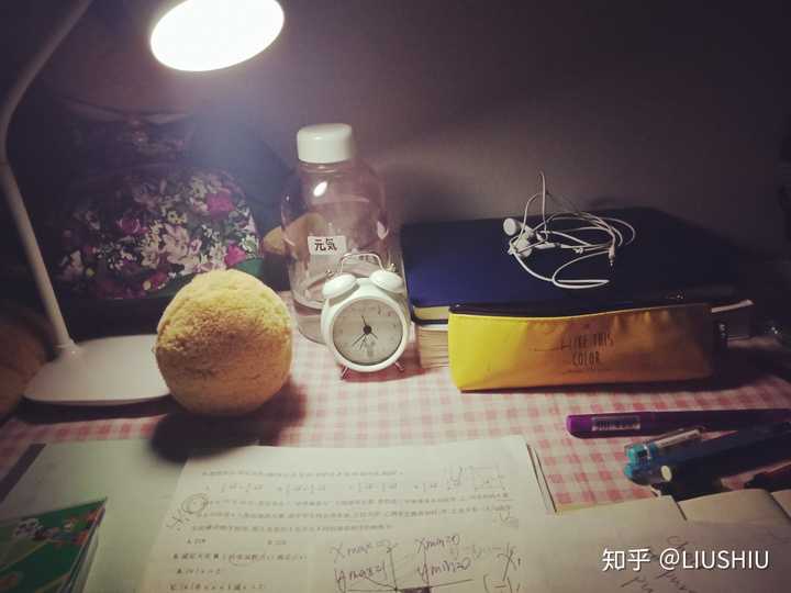 晚上,写作业.