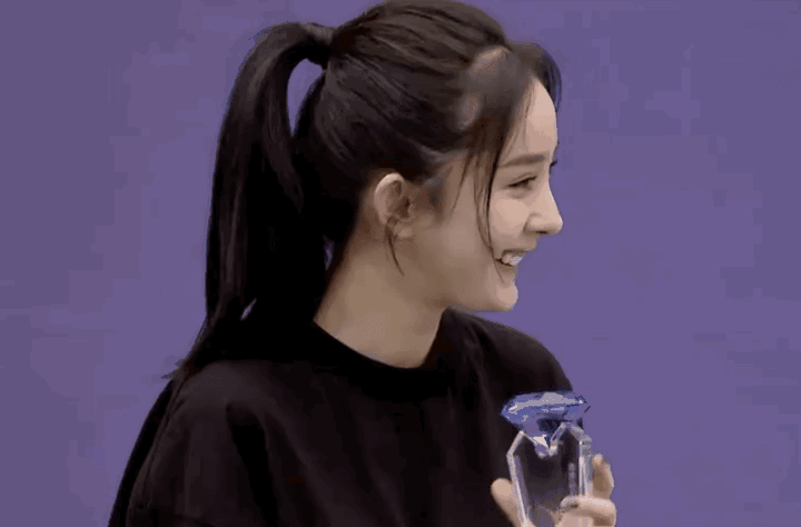 中的莫雪鸢,灵动,纯真,俘获了少不更事的我,也许这就叫回眸一笑百媚生