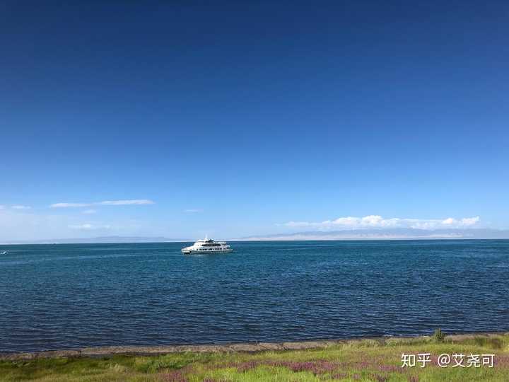 青海湖的水就是蓝的特别好看水天一色那种感觉