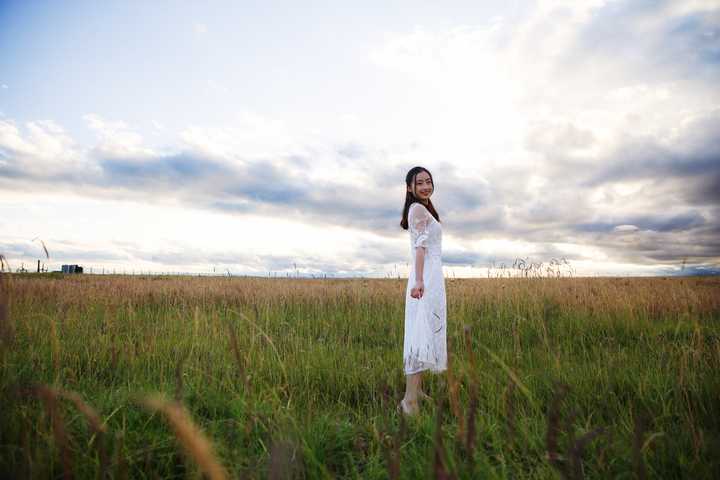 拍照姿势的摆法女旅游_拍照姿势的摆法女_草原拍照姿势的摆法女