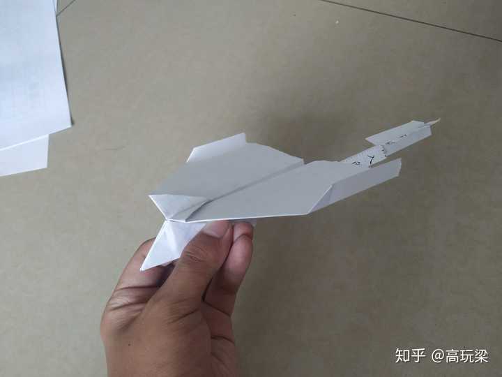 下面是制作方法: 燕型纸飞机制作方法