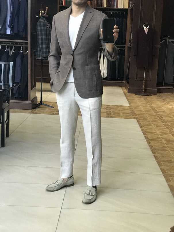 棕灰色亚麻羊毛混纺西服上衣   亚麻原色裤子   灰色乐福鞋