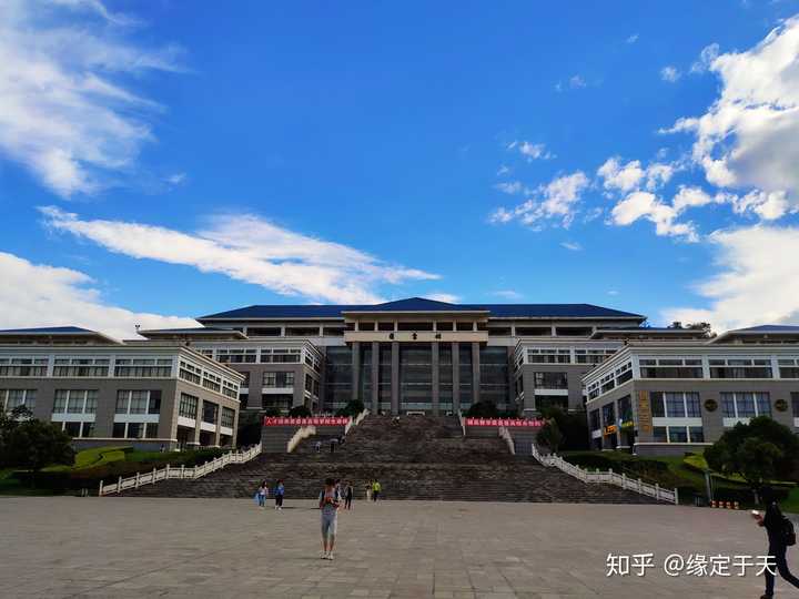 昆明学院了,想知道现在这个学校的环境,资源什么的,最好可以附上图片