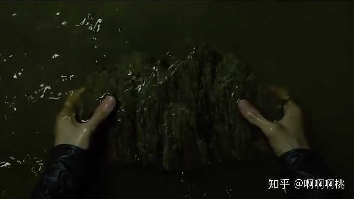 《寄生虫》这部电影有哪些细节让你细思极恐?