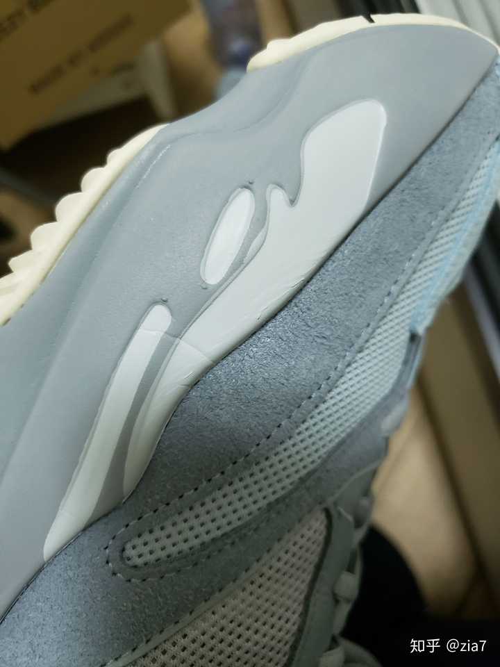 yeezy700穿一段时间后,鞋底侧边出现皱纹正常吗?