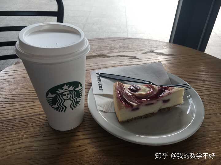 人力成本比欧洲低,店铺租金相同的情况下,确实国内的星巴克咖啡太贵了