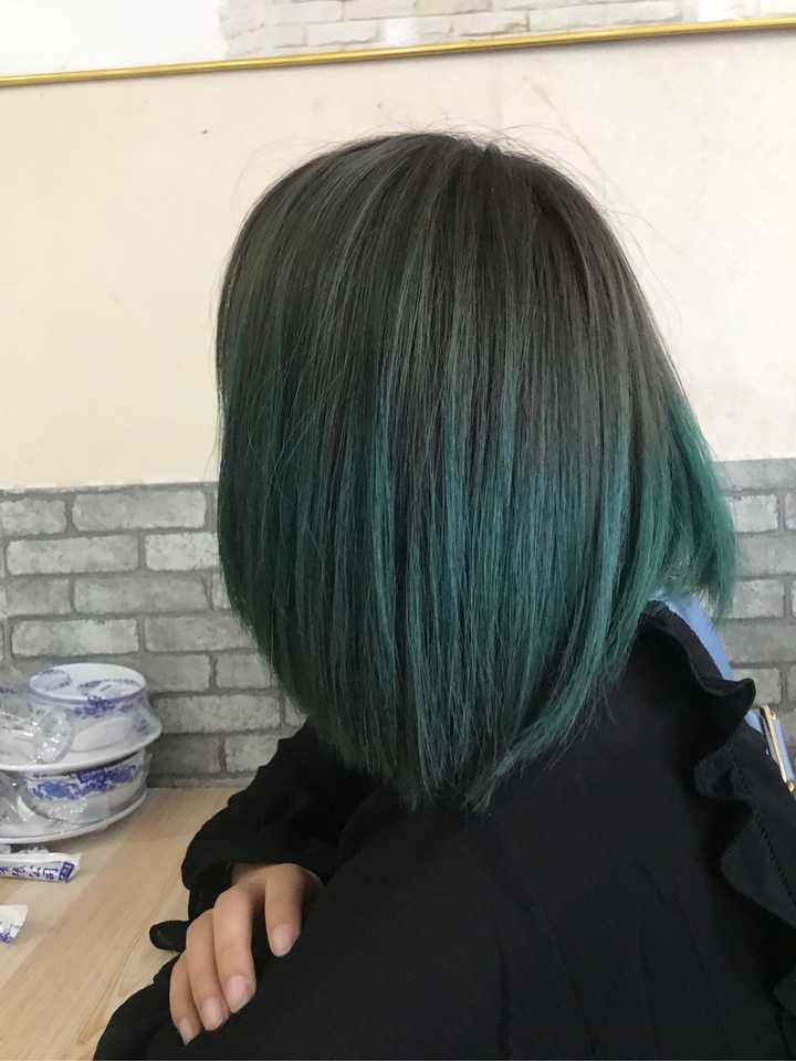 最后只染出来渐变绿,发尾绿色,中间是闷青,发根理发师只给