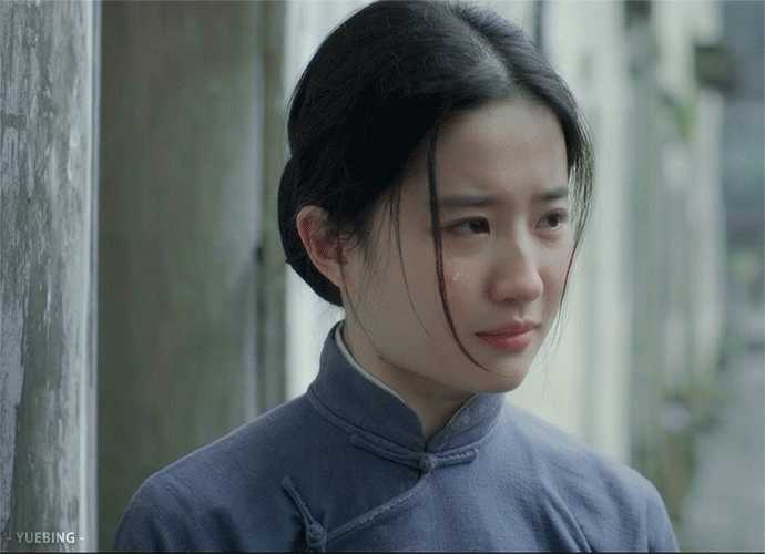 刘亦菲在2015年拍摄在2017年上映的一部战争文艺电影《烽火芳菲》