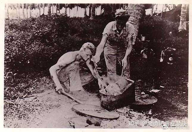 美军在瓜岛上烹煮日军人头以制作纪念品