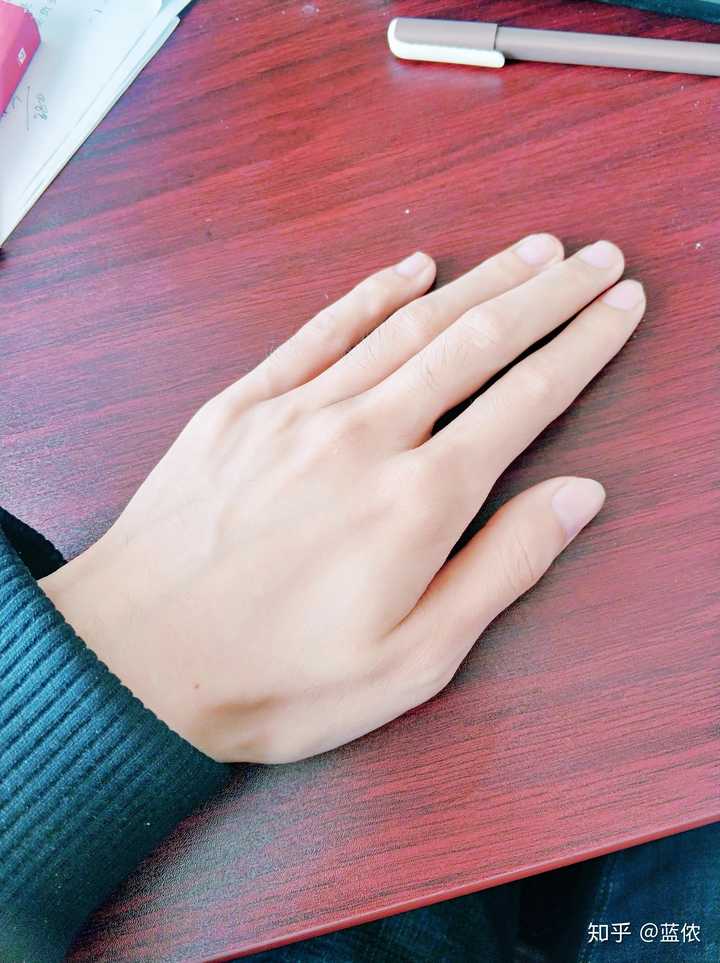 不太懂什么标准算好看,随手拍了一下自己的手做个反面教材吧,勿怪