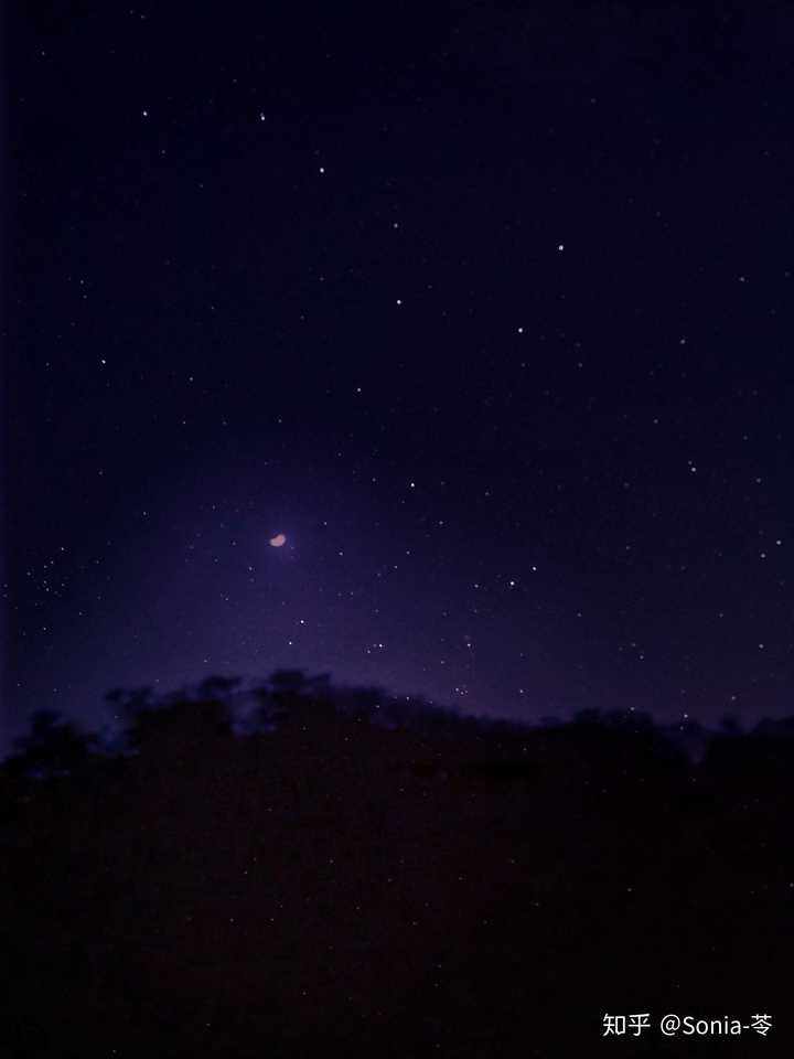 我是直接把手机平放到墙上摄像头对准夜空,然后按下快门拍的(效果还不