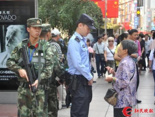 在商业步行街站岗的上海武警.