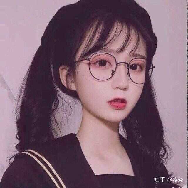 有没有那种男女生戴眼镜可以当头像的图片?