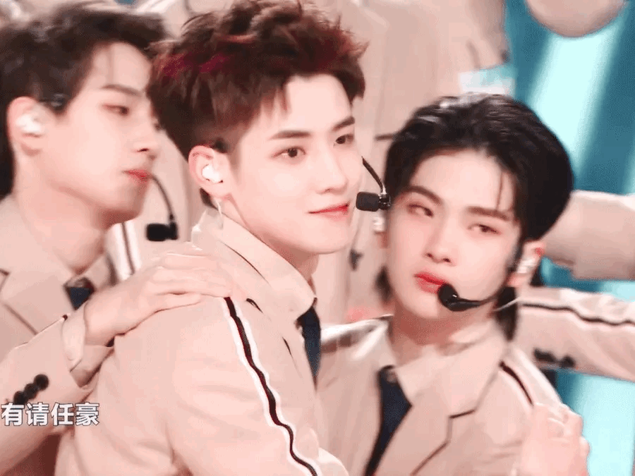 关心他,让小翟站在他前面 这张是夏之光空翻摔倒,刘也拉拉瞎逛小手