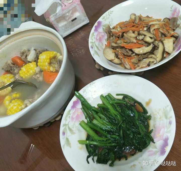 有时候一个人,有时候和老公或者朋友两个人,基本是一两人的饭菜,不太