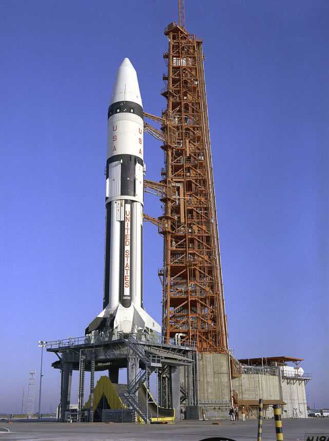 图注:发射阿波罗五号的土星ib火箭矗立在发射架旁.