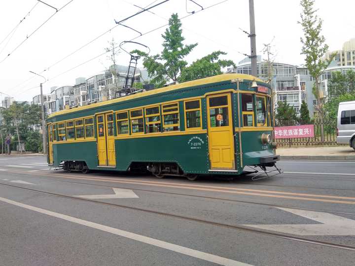 ok,再来两张唯一老旧的大连电车201路,(免费搭乘)