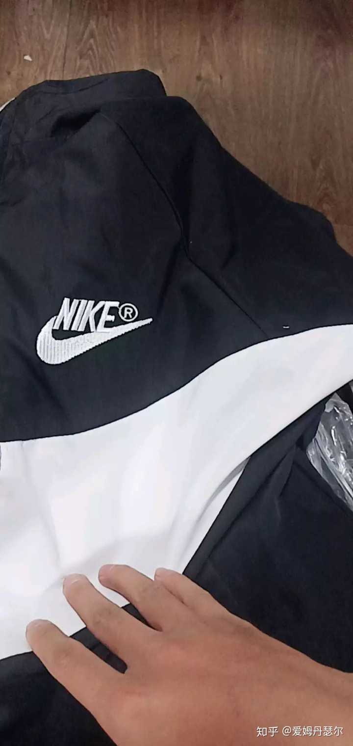 我nike大钩子为啥logo会有个r?