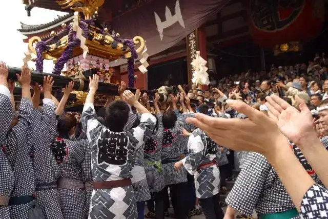 御柱祭是每七年一次在诹访地方举行的"日本三大祭典"之一.