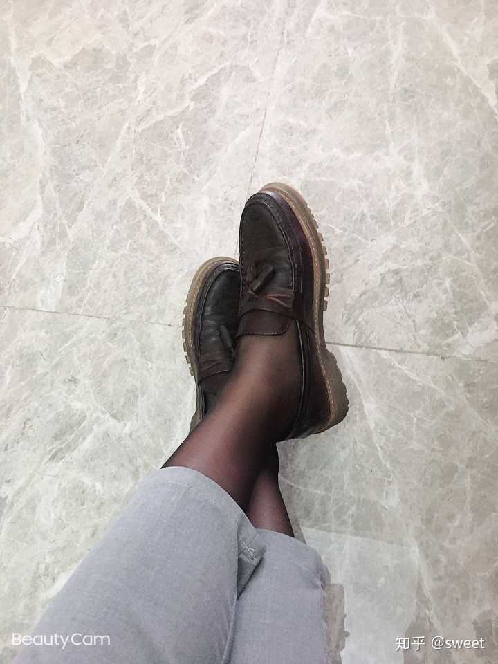 女生去公司上班是不是要穿上丝袜高跟鞋呀?