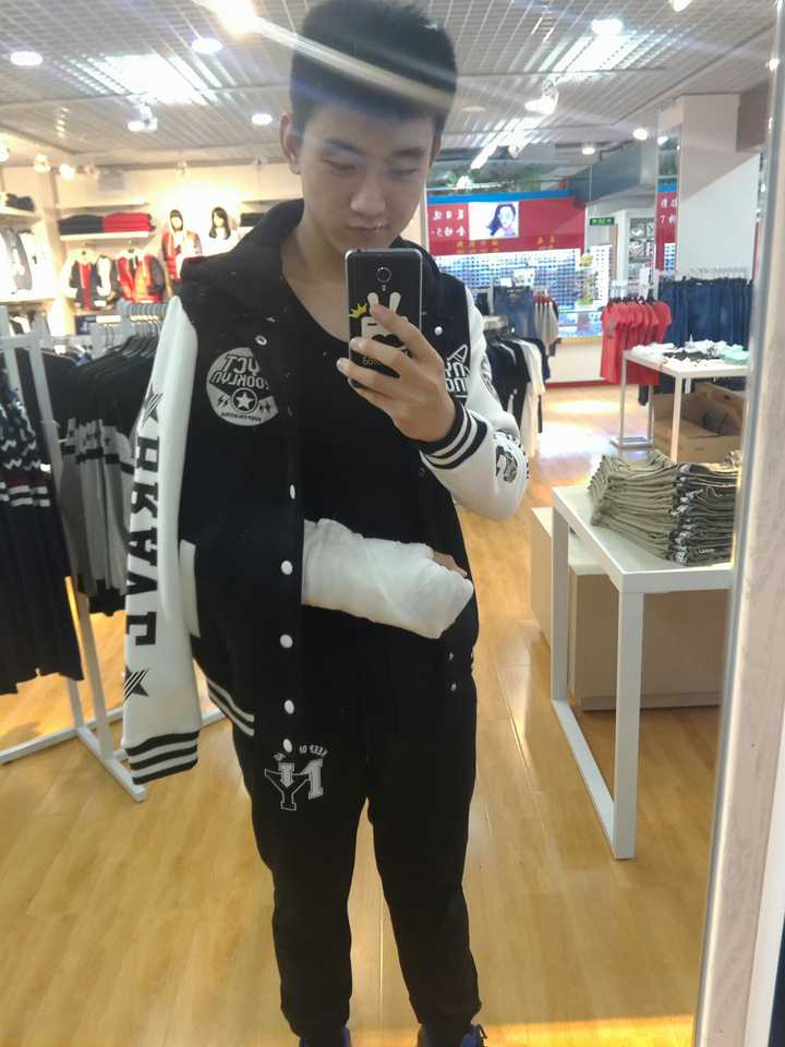 腹肌慢慢看不到了…脸边也能捏出肉了