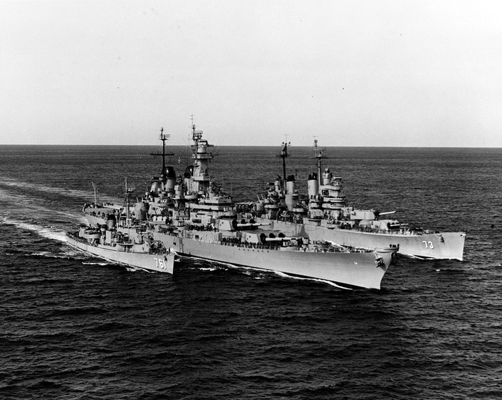 圣保罗号和威斯康辛号,注意晚期美国重巡洋舰和战列舰间惊人的类似