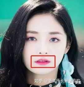 再加上薄嘴唇,尖嘴角,而且无表情时嘴角下垂,看起来比较不好惹.