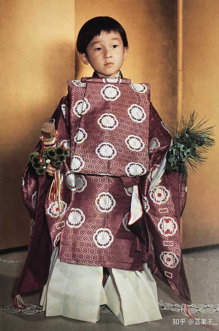 1964年,深曾木之仪,浩宫德仁亲王(现·皇太子)着半尻