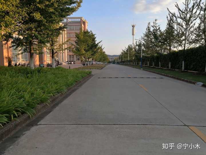 曲靖师范学院的图书馆或教室环境如何?是否适合上自习