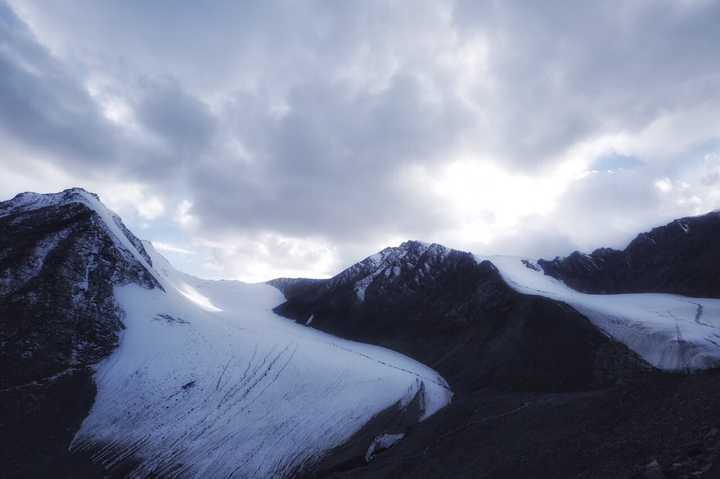 雪山上的冰雪融化了,就汇成了山下的河流,这些冰川水,是乌鲁木齐人赖