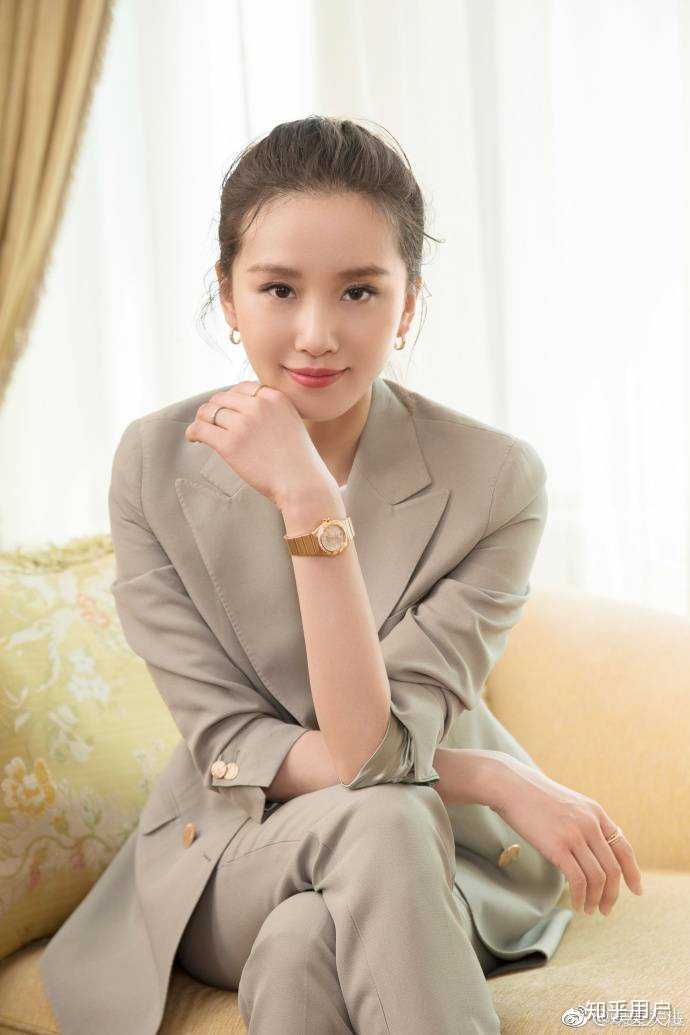 下面这张是刘诗诗工作室发的精修图,看这眼睛,灵气在哪里?