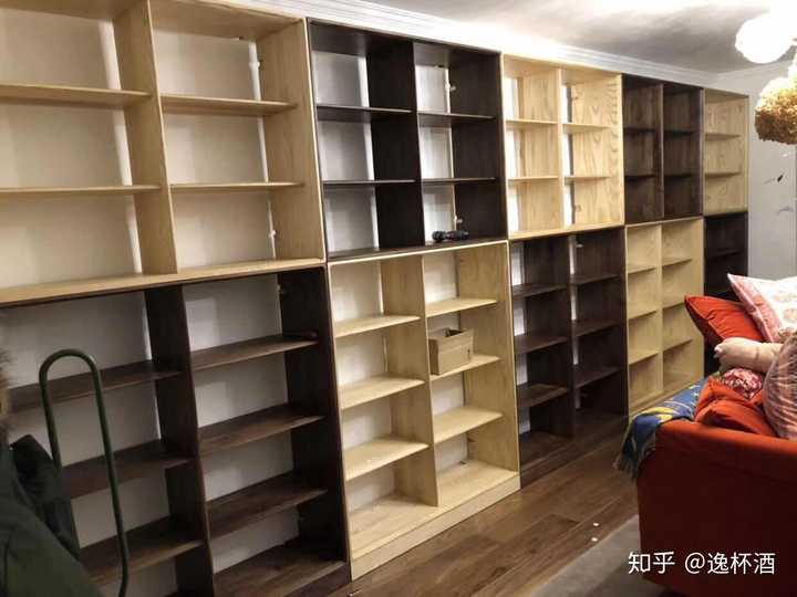 装修时如何拥有整面墙的书架,是找装修公司的木工做,还是有其他渠道