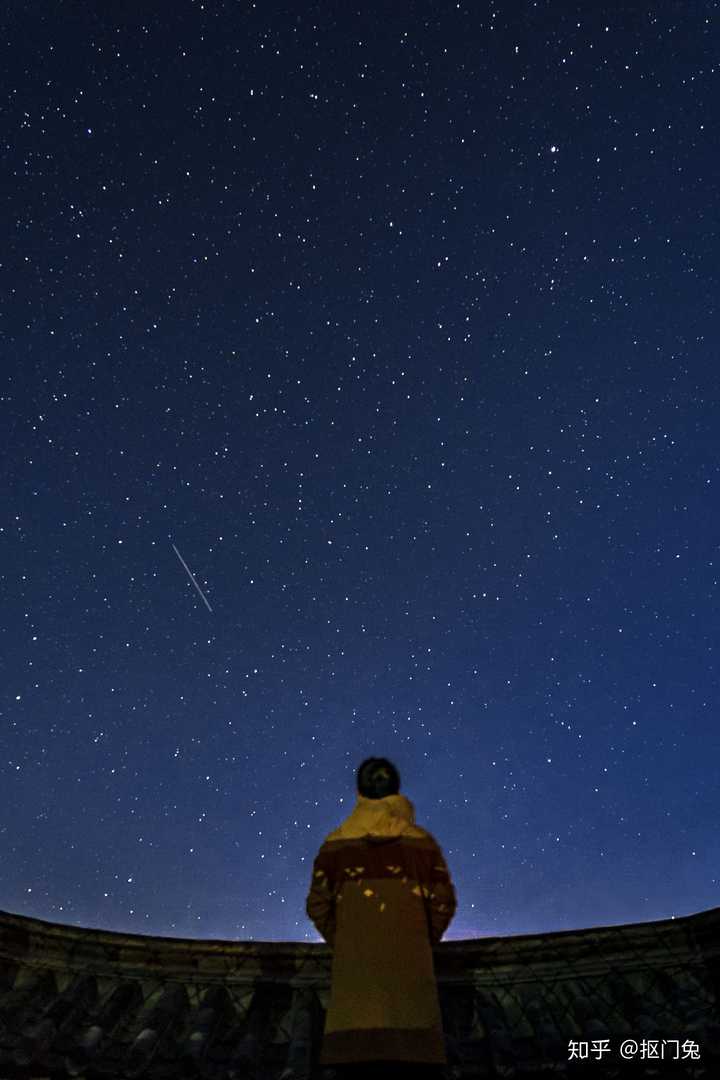 谢邀,正在大理玩,气候不错,苍山看雪,洱海赏云,晚上数星星.