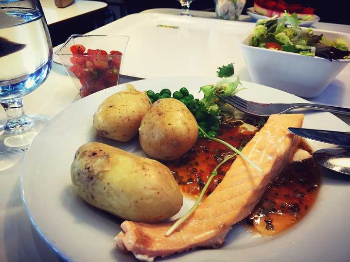 当时大学食堂里的经典瑞典菜:三文鱼,土豆,蔬菜 豆子