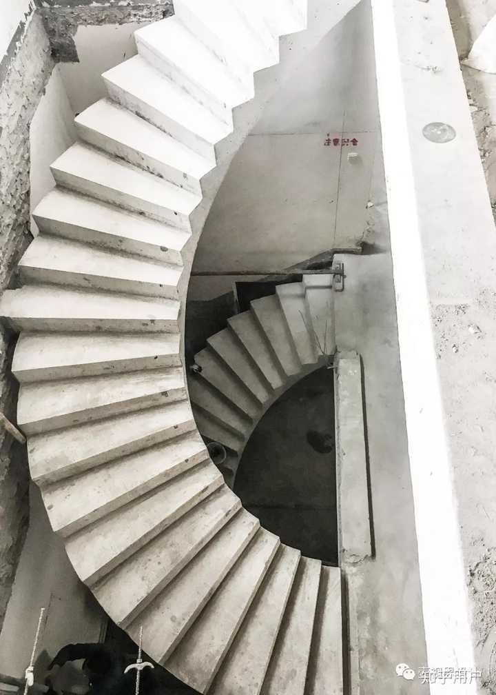 壹视界采用全封闭立体式支模,使现浇混凝土楼梯在浇筑混凝土之前已经