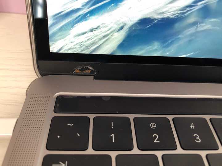 保修期内macbook pro屏幕下边框(非retina部分)被弄