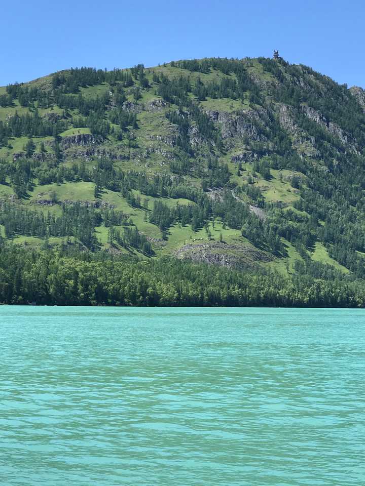 湖水颜色多变,有些地方深,有些地方浅