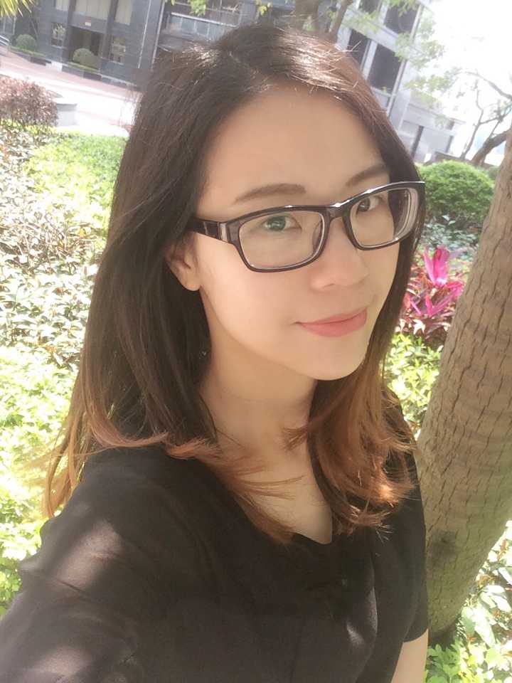 初中开始,很少取下来,一是嫌麻烦,二是好几个朋友跟我说戴眼镜好看.