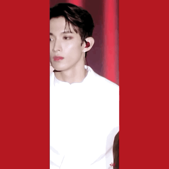 美丽主唱 ,声音很有穿透力 真的是超级温柔善良的人也是团内的开心果