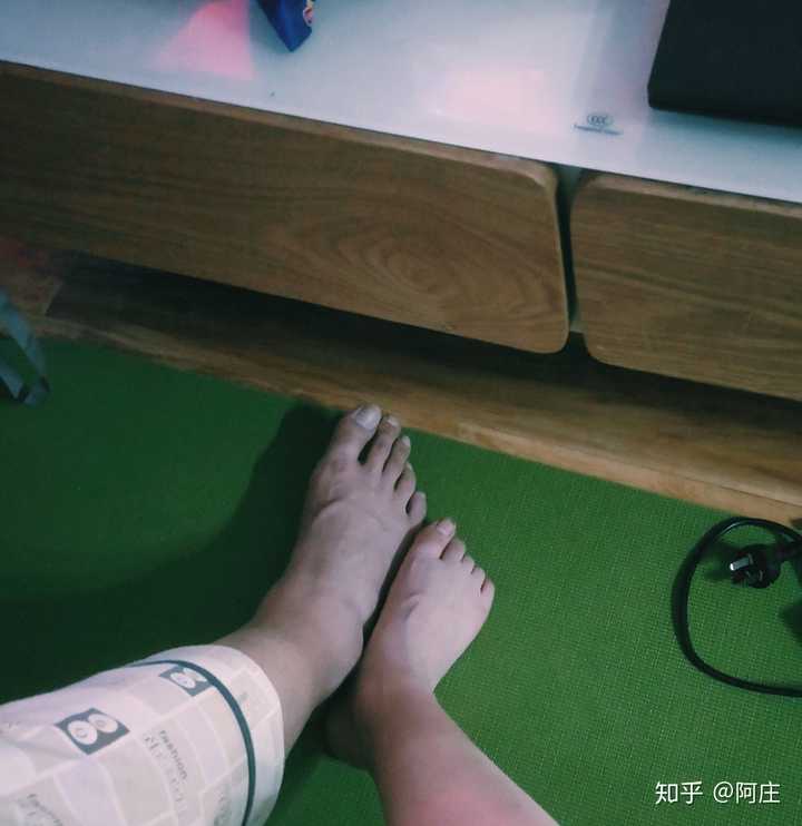 还好我找了45码脚的我老公,在他眼里我还是小jiojio