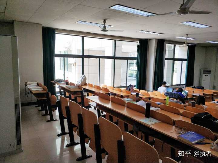 长安大学的图书馆或教室环境如何?是否适合上自习?