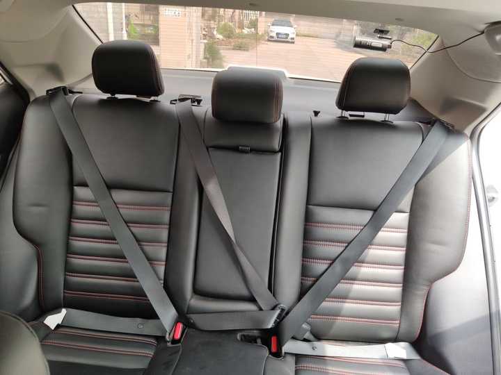 丰田白色小客车后排安全带,中间座位的卡扣和两侧的是不一样的,相互不