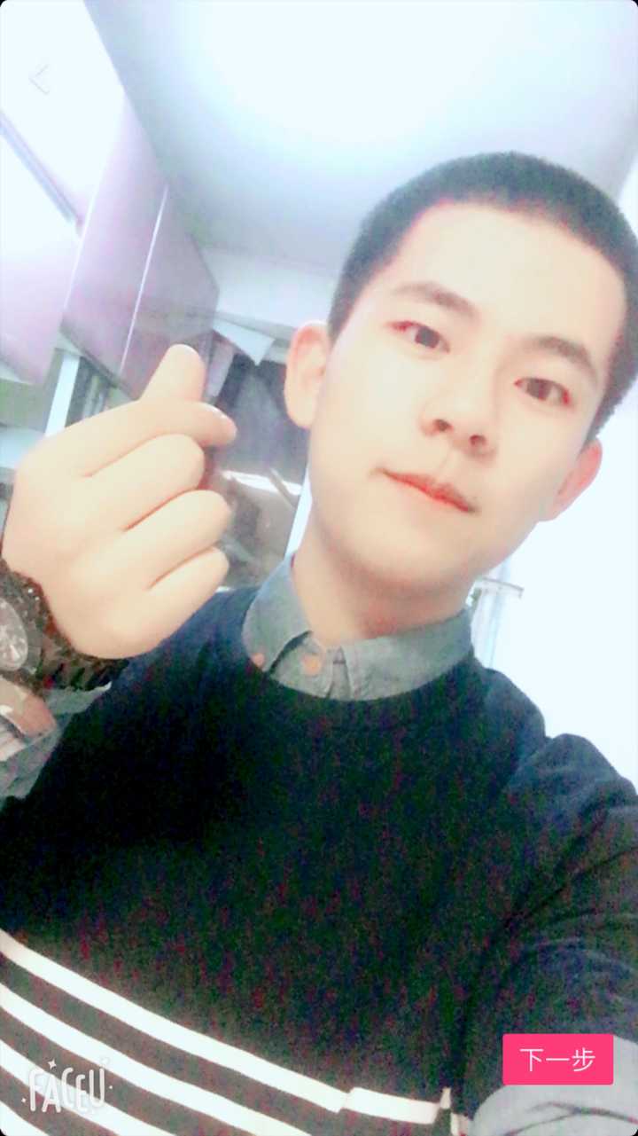 长得小帅的男生是什么样子的?