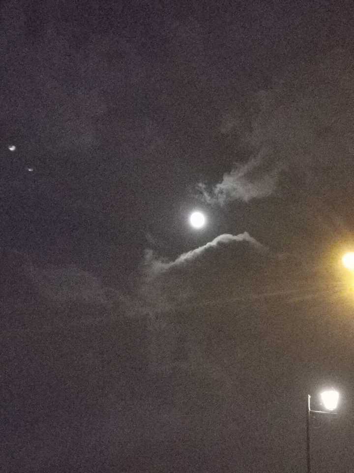 风大云多,真的很难拍 月亮躲在云里,偷偷的看几眼人间.