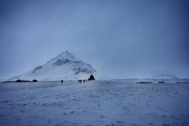 雪山与雕石
